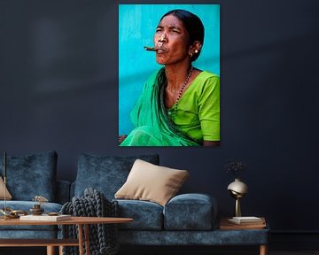 Sigaar rokende vrouw van een van de adivasi in India. van Ton Bijvank