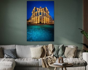 Gold hotel in blue hour van Diana Venis-Kerkhoven