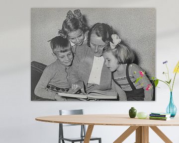 Mutter Alblas mit drei Kindern von Henk Alblas