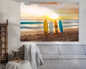 Surfboards in het strandzand bij ondergaande zon van Vlindertuin Art