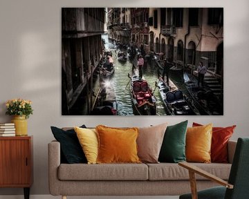 Drukke waterweg in Venetië van Rob Boon