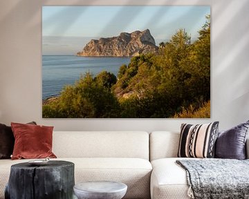 Peñón de Ifach und Pinien bei Sonnenaufgang von Adriana Mueller