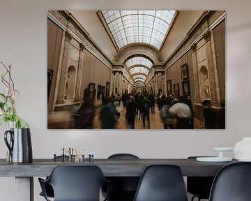 Crowded Louvre serie. Motion blur in the main hall, Paris France van Manon Visser