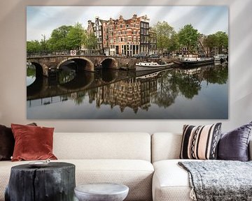 Kanaal en oude huizen in Jordaan, Amsterdam, Nederland.