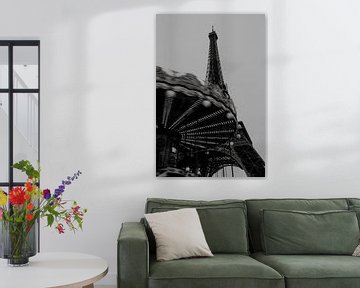 Eiffeltoren met bewegende carrousel in zwartwit