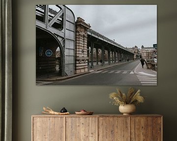 Metrolijn 6 in het centrum van Parijs, Frankrijk. van Manon Visser