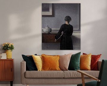 Interieur mit junger Frau von hinten. Retro-Malerei in Blau, Grau und Braun. von Dina Dankers