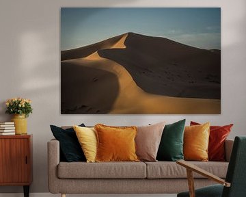 Een minimale weergave van zonsopkomst in de Sahara