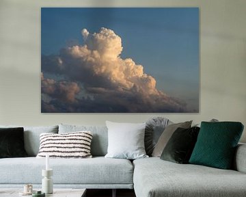 Zachtroze wolken en blauwe lucht 2 van Adriana Mueller