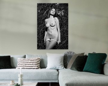Hele mooie naakte vrouw in een bos gefotografeerd. van Photostudioholland