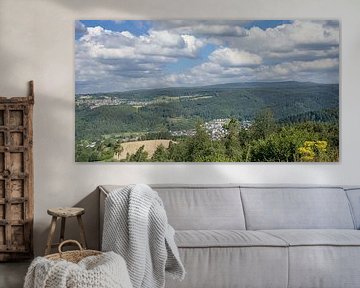 uitzicht vanaf Limes op berg Grosser Kopf naar dorp Arzbach, Westerwald, Duitsland