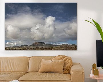 Wolkenlucht boven het landschap van Noord-Lanzarote, Canarische Eilanden. van Harrie Muis
