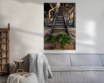 Escalier en acier en ruine dans la centrale électrique sur Sven van der Kooi (kooifotografie)