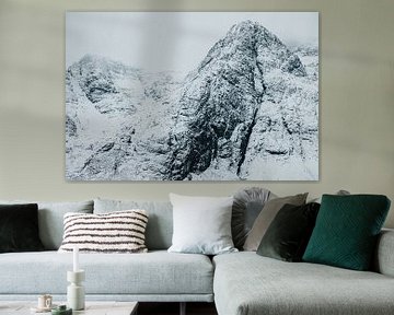 Besneeuwde bergen | fine art print | Isle of Skye Schotland van Elise van Gils
