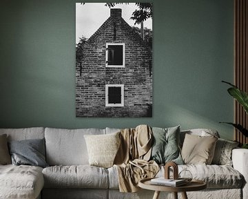 Huisje in Moddergat, Friesland in zwart wit van Denise Tiggelman