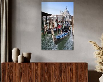 De gondel, toeristisch beeld van Venetië, Italie. van Arie Storm