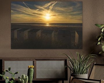 Sonnenuntergang am Strand mit Strandkabinen von Kristof Leffelaer