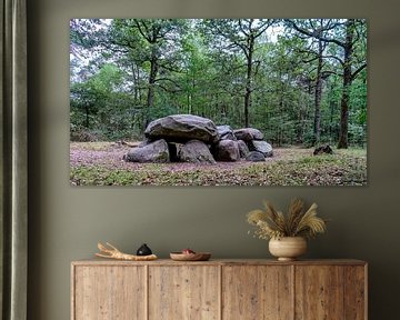 Dolmen auf einer Waldlichtung von John Duurkoop