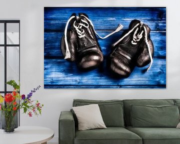 oude bokshandschoenen op blauwe houten achtergrond van Jürgen Wiesler