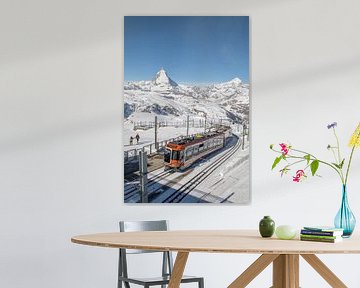 De Gornergratspoorweg bij het binnenrijden van het eindpunt Gornergrat van t.ART