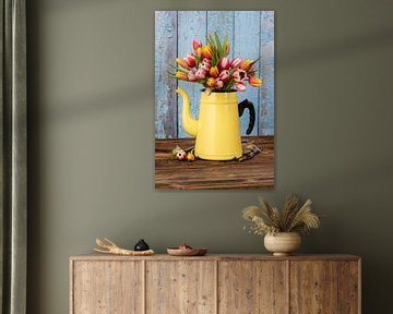 Tulipes multicolores dans une ancienne cafetière en émail sur Photo Art Thomas Klee