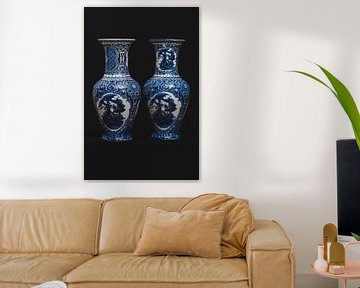 Delfter Blau Vase mit schwarzem Hintergrund von Nathan Okkerse