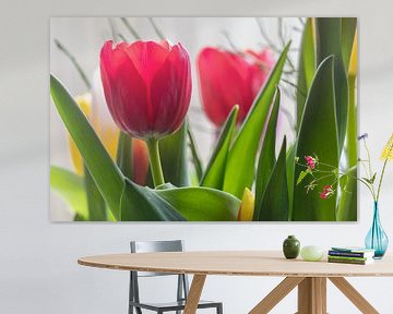 Vandaag is rood de kleur van de frisse tulp met steel en bladeren van Jolanda de Jong-Jansen