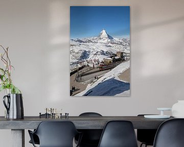 Die Gornergratbahn in der Endstation Gornergrat mit Blick auf des Matterhorn