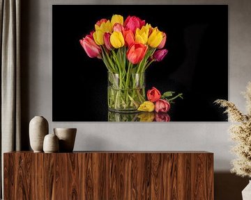 Groot kleurrijk boeket tulpen in grote glazen vaas van Photo Art Thomas Klee