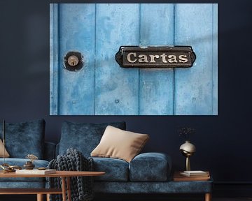 Porte rétro vintage bleu clair avec trou de serrure moderne et boîte aux lettres à l'ancienne sur Maarten Zeehandelaar