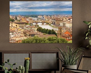 Vue sur le pont Ponte Vecchio à Florence, Italie sur Rico Ködder