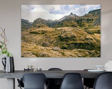 Paysage islandais au canyon de Mulagljjufur avec de l'herbe et de la mousse sur Sjoerd van der Wal Photographie