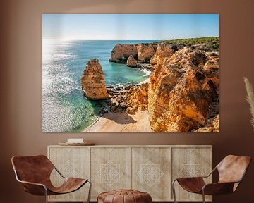Prachtig strand Praia da Marinha in de Algarve Portugal van Leo Schindzielorz