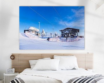 Landschap met sneeuw en kabelbaanstation in de winter in Ruka, Fin van Rico Ködder