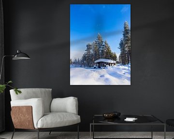 Landschap met sneeuw en houten hut in de winter in Kuusamo, Finnl van Rico Ködder