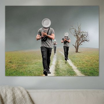 Marchez avec une pancarte devant la tête