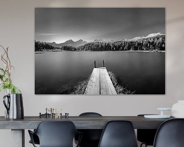 Passerelle au bord d'un lac en Engadine, en Suisse, en noir et blanc. sur Manfred Voss, Schwarz-weiss Fotografie