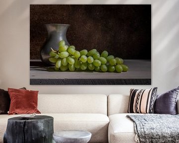Stilleben mit Weintrauben und einer Zinnvase von John van de Gazelle fotografie