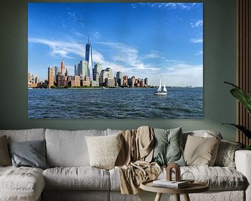 Blick auf Manhattan in New York über das Wasser mit einem Segelboot im Vordergrund. von John Duurkoop