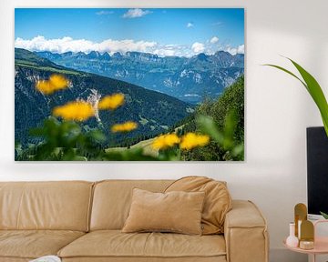 Blumige Aussicht auf die Schweizer Alpen von Leo Schindzielorz