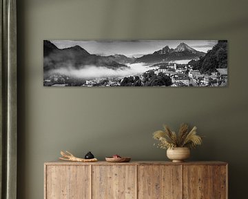 Berchtesgaden en Bavière avec panorama de montagne en noir et blanc sur Manfred Voss, Schwarz-weiss Fotografie