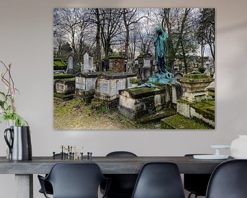 Verstrijken van de tijd op begraafplaats Pere Lachaise (Parijs) van Joost Leferink