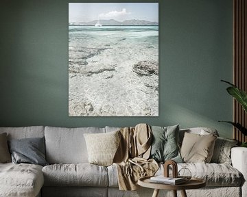 Ein Bild mit einem Boot und einem verträumten Blick auf das Meer von Alex Winter