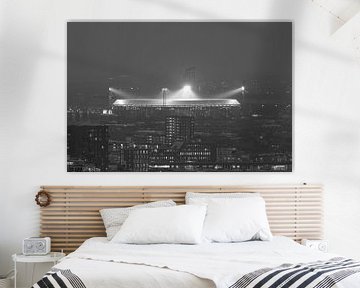 Das beleuchtete Feyenoord-Stadion De Kuip während des Klassikers in schwarz-weiß