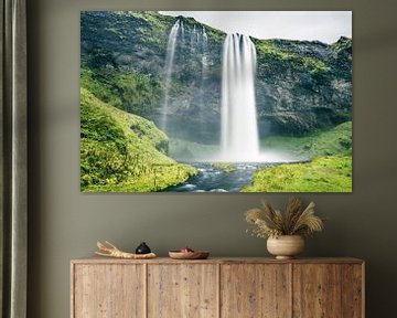 Chute d'eau Seljalandsfoss en Islande par une journée nuageuse et orageuse. sur Sjoerd van der Wal Photographie