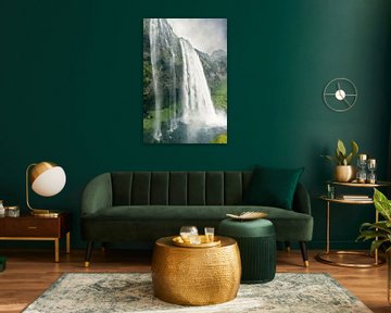 Seljalandsfoss waterval in IJsland op een bewolkte en stormachtige dag. van Sjoerd van der Wal Fotografie