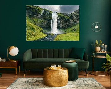 Seljalandsfoss waterval in IJsland op een bewolkte en stormachtige dag. van Sjoerd van der Wal Fotografie