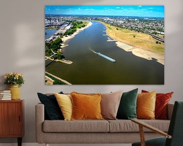 Schiffe passieren Düsseldorf auf dem Rhein an einem Sommertag von Sjoerd van der Wal Fotografie