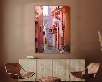 Roze straatje Procida Italië van Judith van Wijk