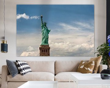 Die Freiheitsstatue in New York, isoliert am Himmel. von Carlos Charlez